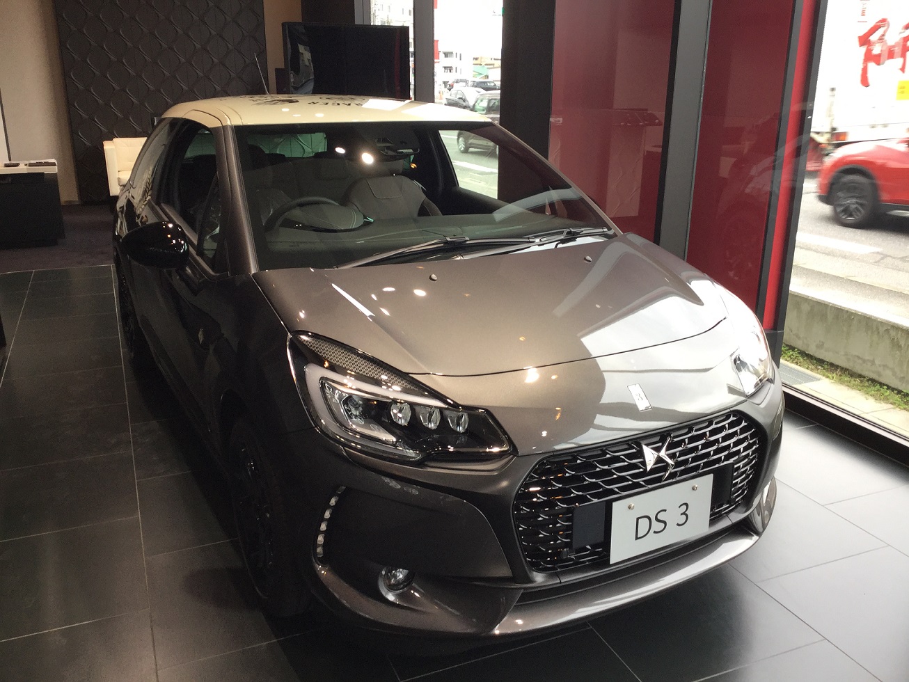 DS 3 CAFE RACER 展示しております　♪♪